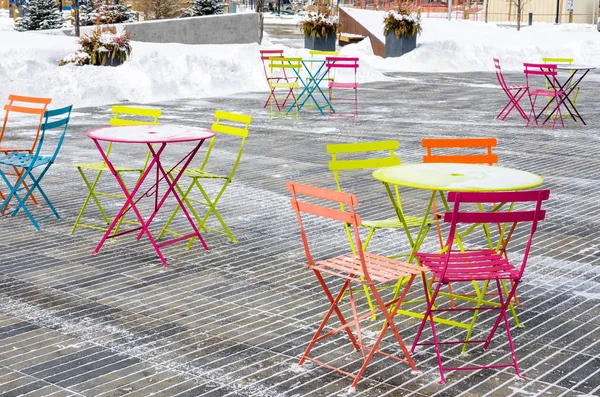 Tables Rondes Chaises Colorées Sur Patio Dégagé Neige — Photo