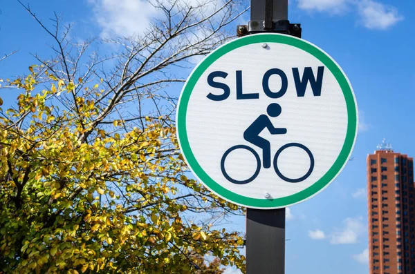 Signo Redondo Largo Carril Bici Que Dice Ciclista Que Desacelere — Foto de Stock