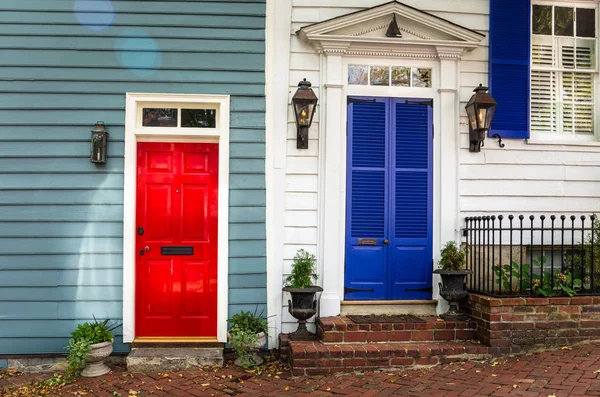 Κόκκινο Και Μπλε Μπροστινές Πόρτες Δύο Παλιά Ξύλινα Σπίτια Στην — Φωτογραφία Αρχείου