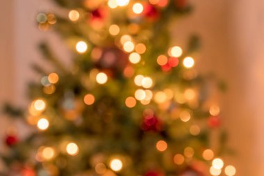 Ufuk ışık ve Baubles bir Noel ağacı