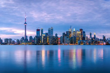 Alacakaranlık ve su yansıması itibariyle Toronto manzarası güzel görünümü