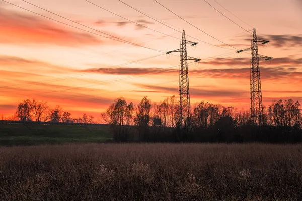 Elektriciteitsmasten Het Platteland Tegen Een Kleurrijke Hemel Bij Zonsondergang — Stockfoto