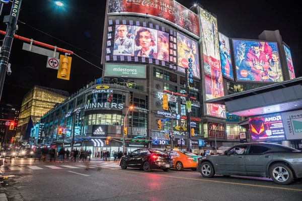 Toronto Kanada Listopadu 2017 Lidí Přes Křižovatku Yonge Dundas Square — Stock fotografie