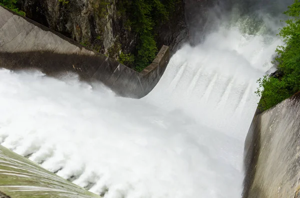 Área Derramamento Uma Barragem Dia Molhado Primavera North Vancouver Canadá — Fotografia de Stock