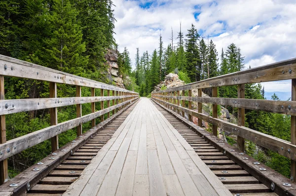 Elhagyatott Fahíd Egy Erdei Ösvényen Egy Tavaszi Napon Myra Canyon — Stock Fotó