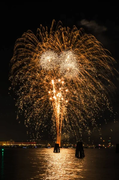 Vuurwerk Venetië New Year Eve Sommige Posten Mooring Zijn Zichtbaar — Stockfoto