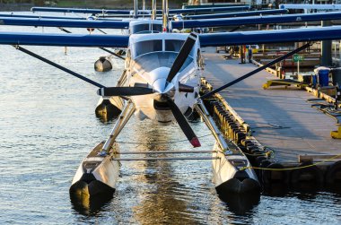 Seaplanes görünümü kapanışını bir iskelesi için gün batımında demirlemiş.