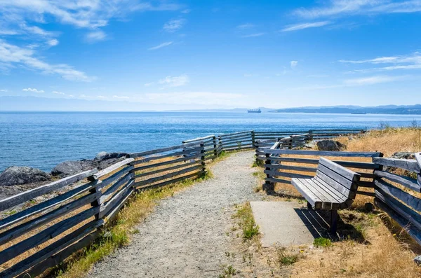 Panchina Legno Lungo Sentiero Costiero Cielo Blu Bella Vista Sull — Foto Stock