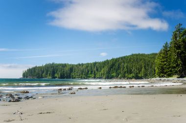 Erken bir yaz gününde güzel plaj bulutlar ile mavi gökyüzünün altında. British Columbia Kanada.