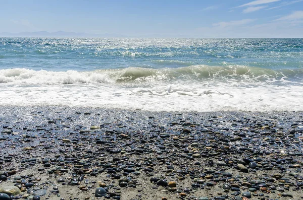 Ondas Quebrando Uma Praia Seixos Dia Ensolarado Vancouver Island Canadá — Fotografia de Stock