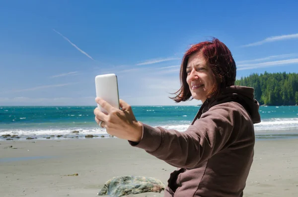Mujer Joven Sonriente Tomando Selfie Mientras Que Una Playa Día — Foto de Stock