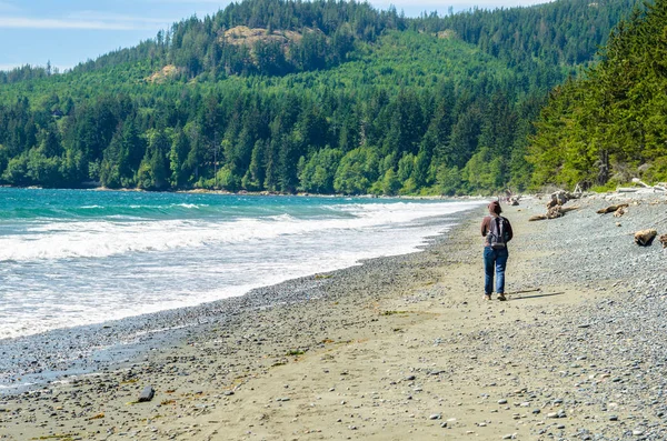 Donna Solitaria Che Cammina Una Spiaggia Circondata Una Lussureggiante Foresta — Foto Stock