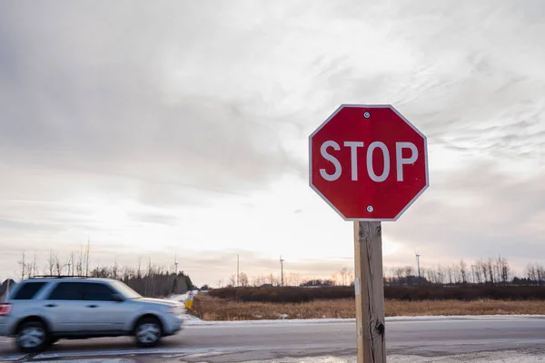 Scratched Stop Assine Crossroads Sunset Com Carro Passagem Segundo Plano — Fotografia de Stock