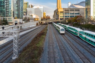 Banliyö trenleri güneşli bir kış gününde bir terminale yaklaşılıyor. Toronto, Kanada.