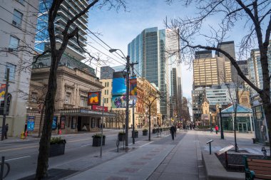 Toronto, Kanada - 20 Kasım 2017: King St batısında bir güneşli sabah boyunca kaldırımlar üzerinde yürüyen insanlar. Kral St. Batı Toronto moda bölgesi olarak kabul edilir ve popüler restoranlar, tasarım mağazaları ve butik kınamak gelişmeler bilinmektedir.