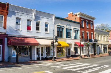 Bir tuğla kaldırım ve mavi gökyüzü boyunca mağazasıyla renkli geleneksel yapılar. Georgetown, Washington Dc.
