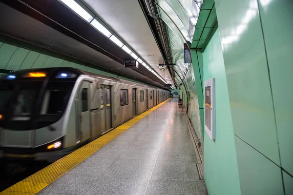 Estación Metro Abandonada Con Tren Llegada — Foto de Stock