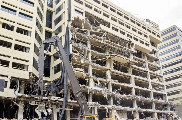 Tall Concrete Building Being Demolished Demolition Machine — Stock Photo, Image