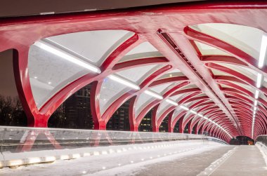Calgary, Kanada - 11 Şubat 2017: Barış Köprüsü bir kış gecesi. Barış Köprüsü, İspanyol mimar Santiago Calatrava tarafından tasarlanan yayalar ve bisikletler Bow Nehri geçerken barındırır.