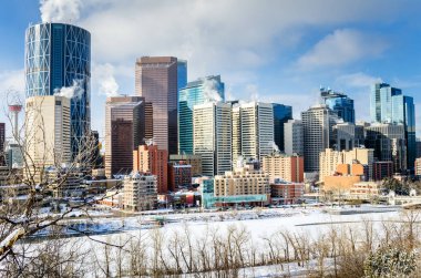 Güneşli bir kış sabahı güzel manzara Şehir Calgary Modern gökdelenlerin. Dondurulmuş Bow Nehri Visible ön planda olduğunu