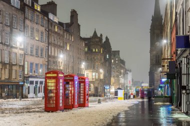 Royal Mile Edinburgh'ün tarihi kent görünümü kışın sisli bir gecede