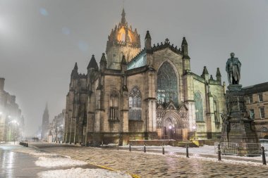St. Giles ın Katedrali ve Royal Mile Edinburgh sisli bir kış gecesi