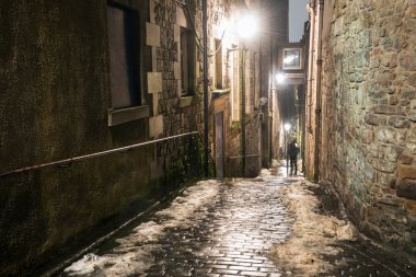 Edinburgh'ün tarihi kent bir kış gecesi dar merdivenler