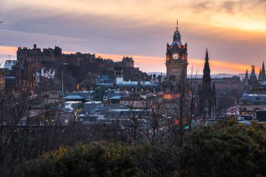 Edinburgh'ün tarihi kent gün batımında Calton Hill
