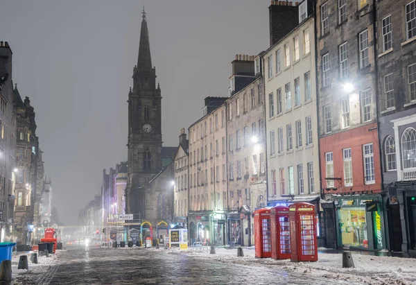 Εδιμβούργο Μαρτίου 2018 Προβολή Από Royal Mile Παραδοσιακό Κόκκινο Τηλεφωνικούς — Φωτογραφία Αρχείου