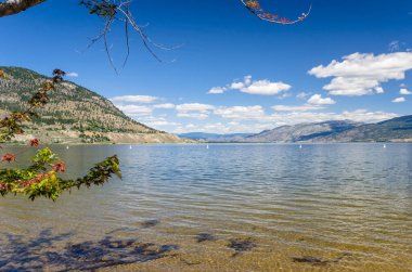 Okanagan Gölü'nden Penticton Waterfront doğal görünümünü açık bir yaz gününde. British Columbia, Kanada.