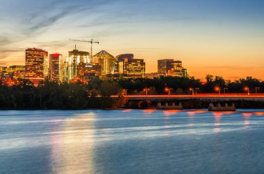 Rosslyn iş bölgesi ile Potomac nehri ön planda alacakaranlıkta. Washington Dc, ABD.
