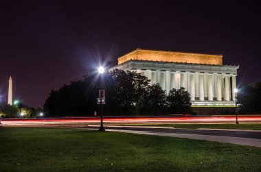 Lincoln Anıtı ile Washington Anıtı arka planda görünür gece manzarası. Washington Dc, ABD.
