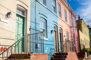 Geleneksel renkli evlerden tuğla adımlar ahşap açık kapılar için sonbahar güneşli bir günde lider ile. Georgetown, Washington Dc.