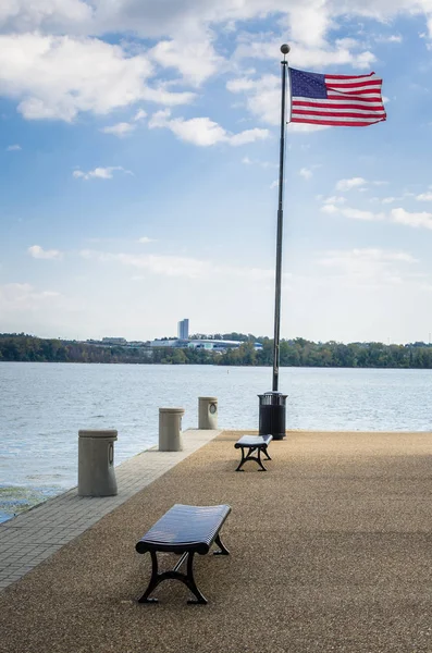 Deserted Pier Potomac River Metal Benches Flutering American Flag Clear — Foto de Stock