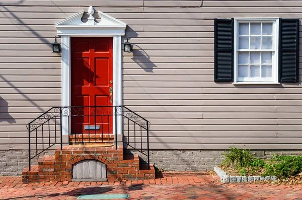Front Tradycyjny Drewniany Domek Red Door Białe Okna Okiennicami Czarny — Zdjęcie stockowe