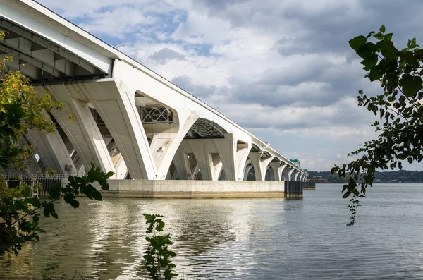 Σύγχρονη Σκυρόδεμα Οδική Γέφυρα Ένα Ποτάμι Μια Ημέρα Πτώση Αλεξάνδρεια — Φωτογραφία Αρχείου
