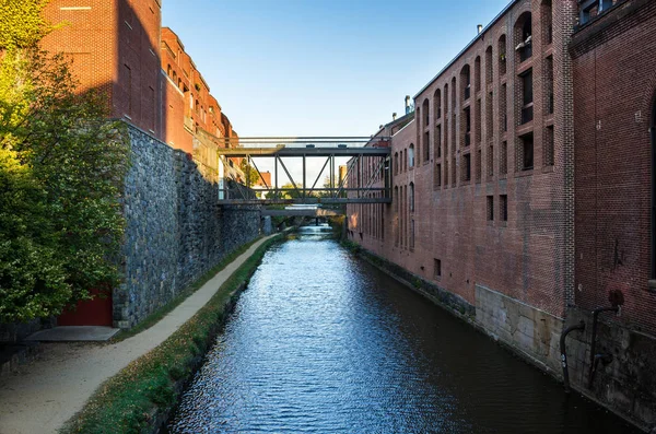 Sendero Peatonal Grava Estrecha Largo Canal Entre Antiguos Almacenes Ladrillo —  Fotos de Stock