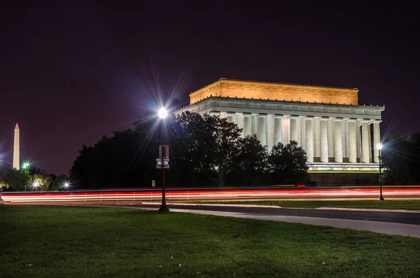 Noční Pohled Lincolnův Památník Washington Monument Viditelný Pozadí Washington Usa — Stock fotografie