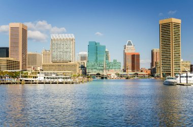 Inner Harbor ve şehir manzarası görünümünü Baltimore, Md, açık bir sonbahar gününde