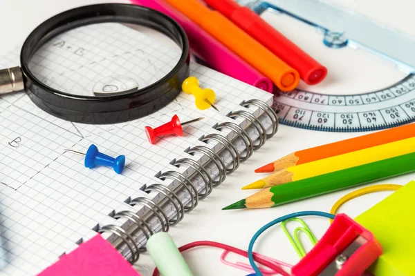 Gros Plan Des Fournitures Scolaires Colorées Sur Withe Desk Focus — Photo