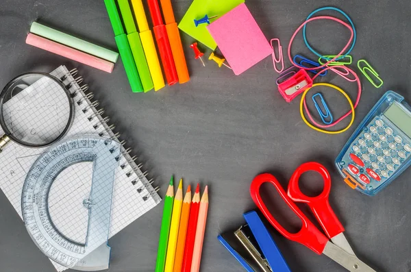 Foto Suministros Escolares Coloridos Una Pizarra Con Espacio Para Texto — Foto de Stock