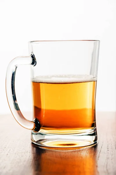 Half Lege Glazen Van Bier Een Tafel Geïsoleerd Witte Achtergrond — Stockfoto