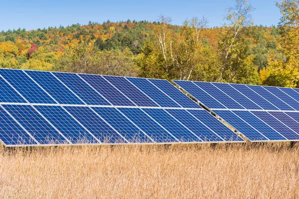 Veduta Dei Pannelli Solari Produzione Energia Elettrica Campo Con Una — Foto Stock