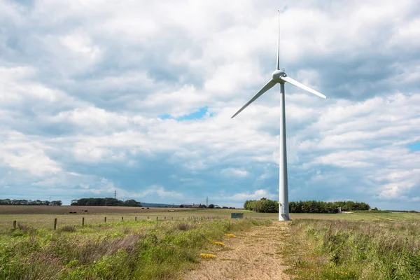 Schotterweg Einem Windrad Auf Einem Feld Einem Bewölkten Frühlingstag Schottland — Stockfoto