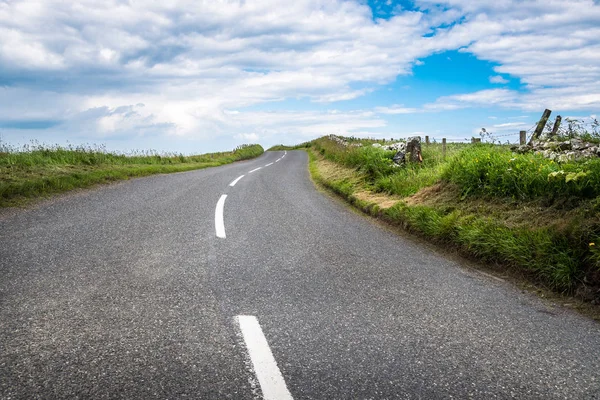 空の曲がりくねった田舎道と雲と青空 スコットランド イギリス — ストック写真