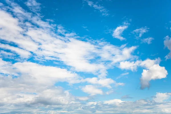Niski Kąt Widzenia Błękitnego Nieba Chmurami Niebo Tle Szkocja Zjednoczone — Zdjęcie stockowe