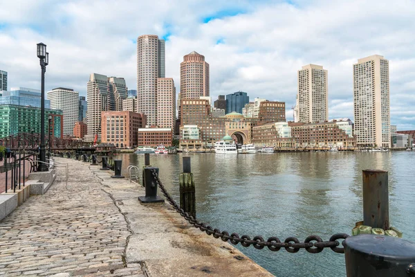 Bulutlu Bir Sonbahar Gününde Boston Finans Bölgesi Liman Manzarası — Stok fotoğraf