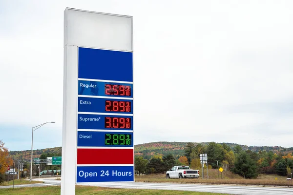 Señal Precio Gasolinera Largo Una Carretera Día Nublado Otoño — Foto de Stock