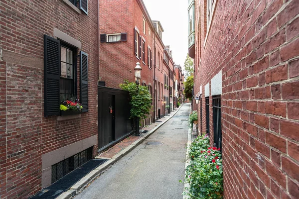 小巷里排列着传统的砖造住宅建筑和燃气灯柱 Beacon Hill Boston Usa — 图库照片