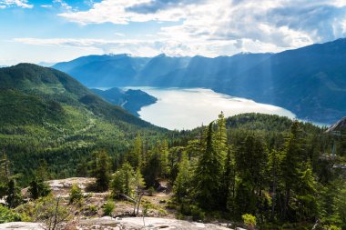 Parçalı bulutlu bir yaz gününde görkemli Howe Sound manzarası. Squamish, Bc, Kanada.
